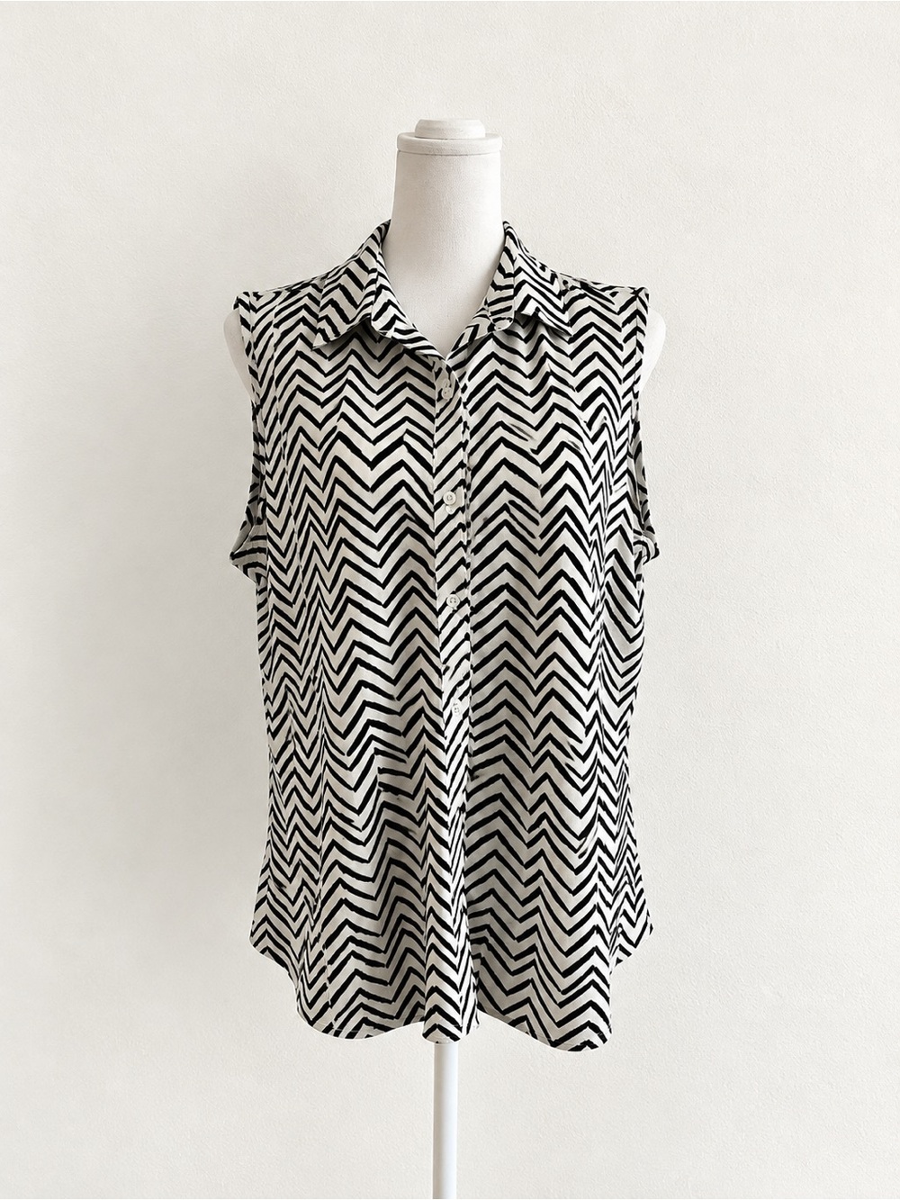 Tamara H Sleeveless Blouse XL Black White Chevron Button Front Top